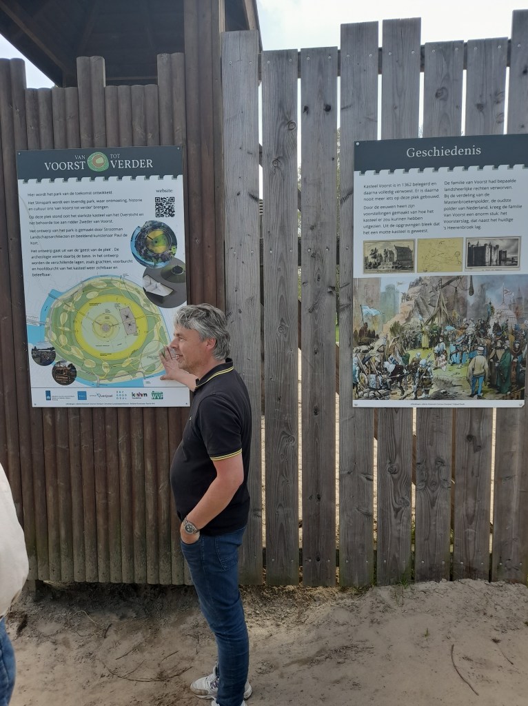 Stadsarcheoloog Zwolle Michael Klomp geeft uitleg geschiedenis burcht Voorst 