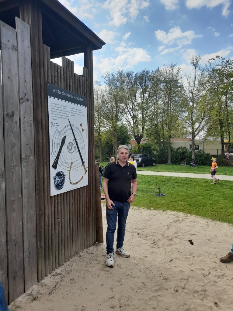Stadsarcheoloog Zwolle Michael Klomp geeft uitleg geschiedenis burcht Voorst 