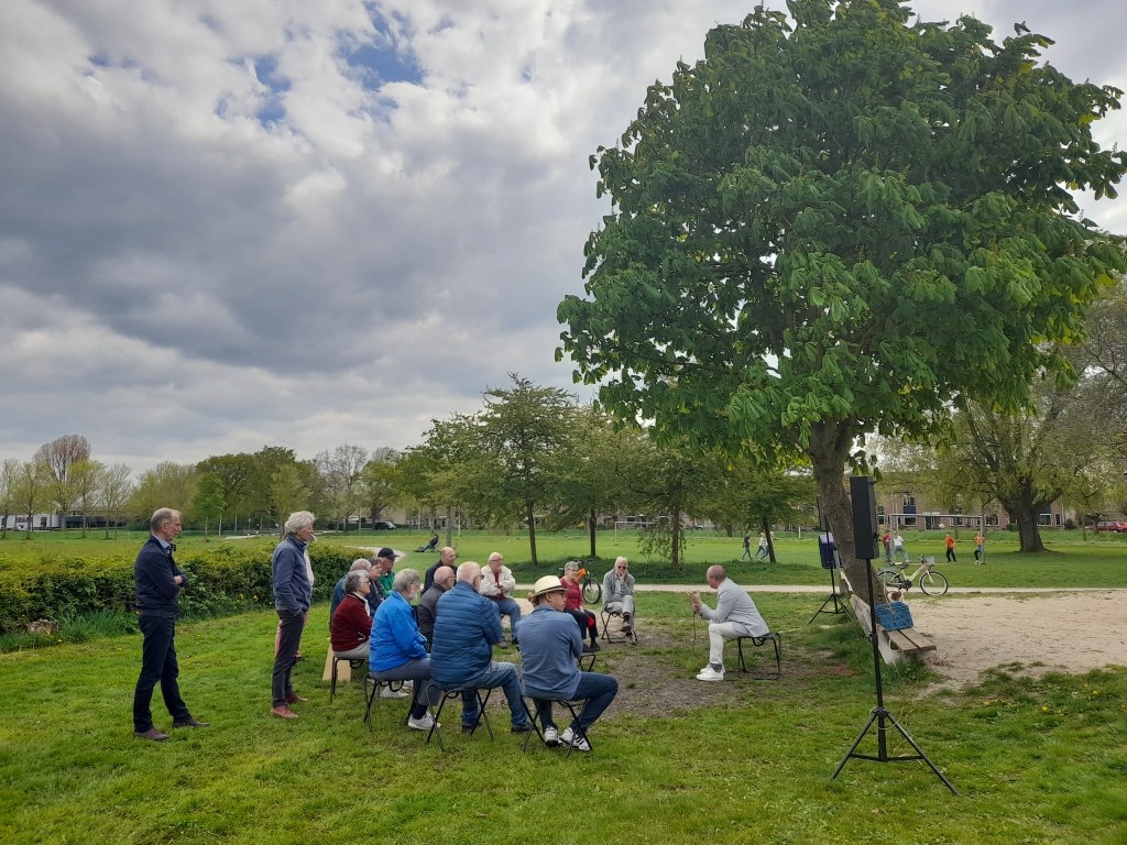 Verhalenverteller Frans Schobbe in Stinspark verhaalt over de burcht Voorst