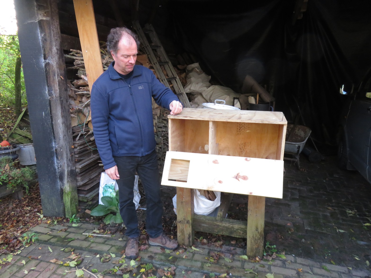 Plaatsen kerkuil kast aan de Zalkerdijk 17 november 2022.