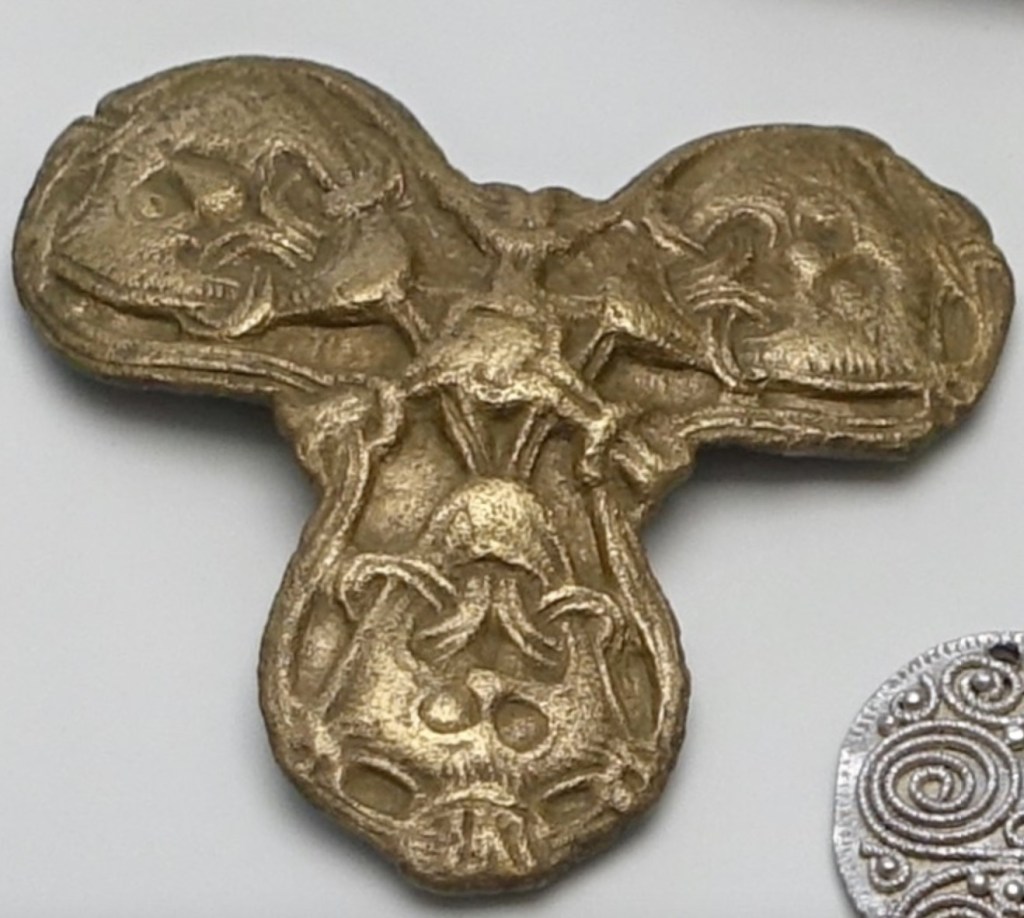 drielobbige vikingbroche
