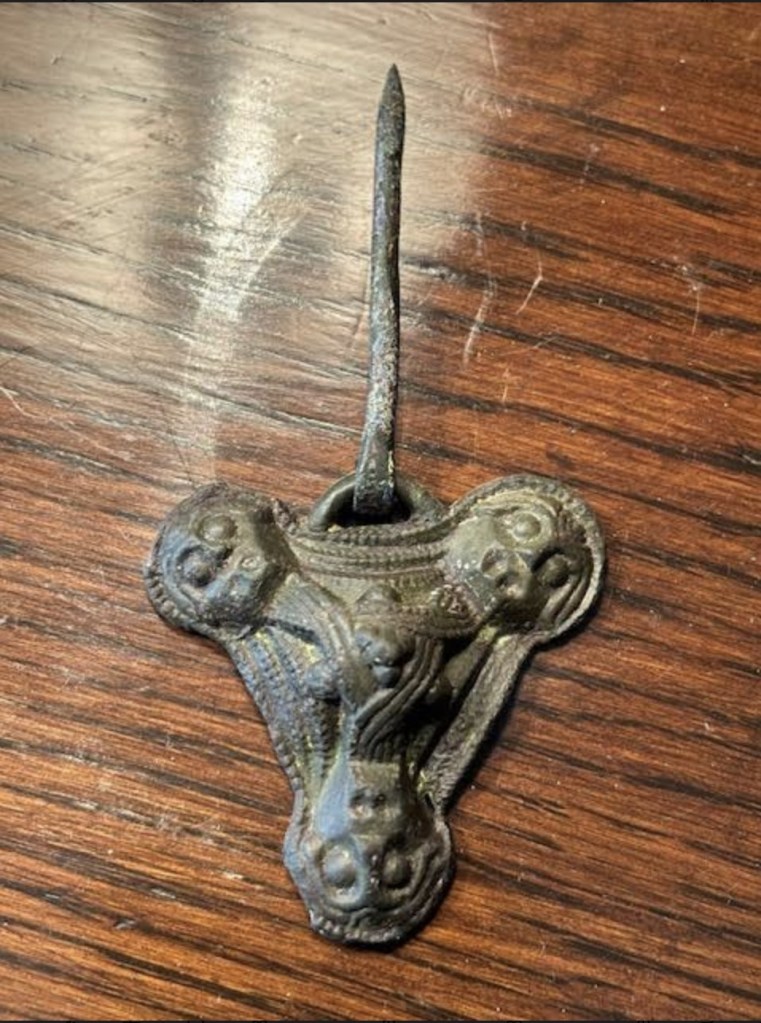 drielobbige viking broche